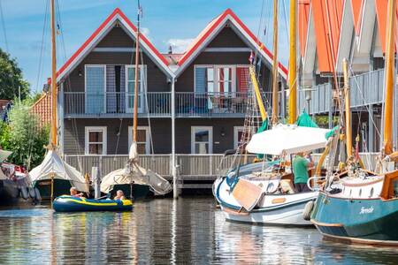 Boten in de jachthaven en vakantiehuizen op Roompot Havenresort Terherne