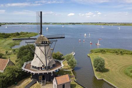 Het Terhernster Puollen meer vlakbij Roompot Havenresort Terherne
