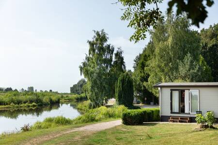 Een chalet aan het water op vakantiepark Roompot Hunzepark