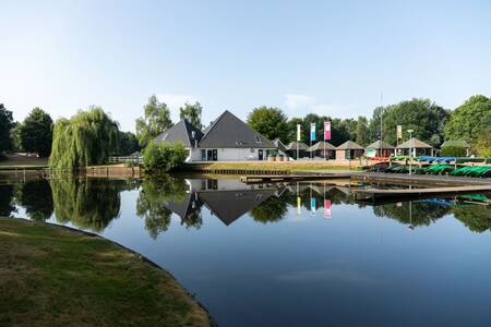 Het centrum van vakantiepark Roompot Hunzepark aan het water