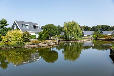 Vrijstaande vakantiehuizen aan het water op vakantiepark Roompot Hunzepark