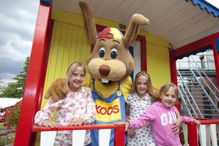 Kinderen samen met Koos konijn op vakantiepark Roompot Klein Vink