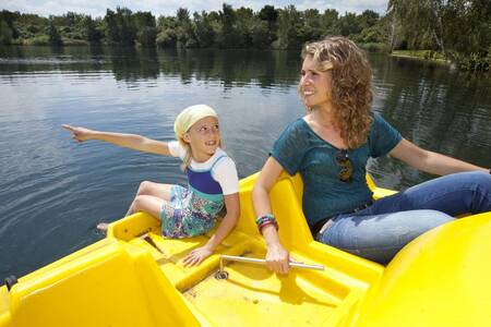 Moeder met dochter op een waterfiets op vakantiepark Roompot Klein Vink