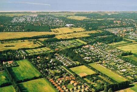 Luchtfoto van vakantiepark Roompot Kustpark Klein Poelland