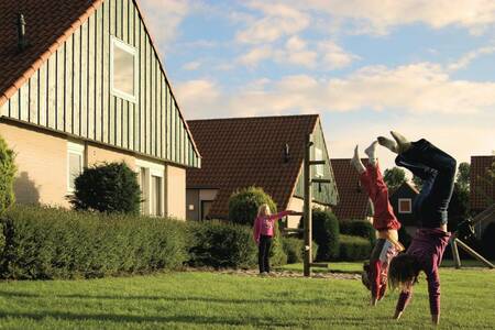 Kinderen spelen in de speeltuin van vakantiepark Roompot Kustpark Klein Poelland