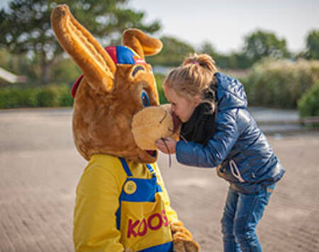 Meisje met Koos konijn op vakantiepark Roompot Kustpark Texel