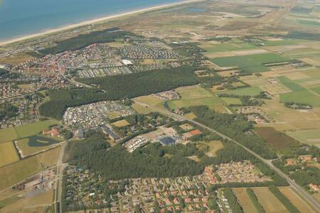 Luchtfoto van Texel met o.a. Roompot Kustpark Texel en de Noordzee