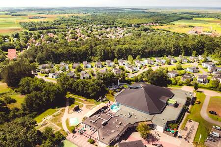 Luchtfoto van vakantiehuizen en centrumgebouw op vakantiepark Roompot Kustpark Texel