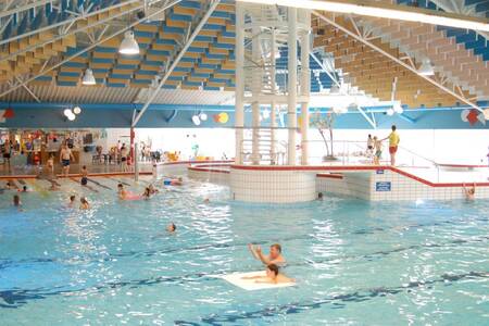 Mensen in het grote binnenbad van vakantiepark Roompot Kustpark Texel