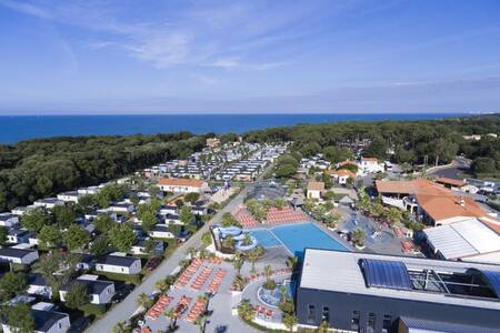 Luchtfoto van het zwembad en chalets op vakantiepark Roompot Le Littoral