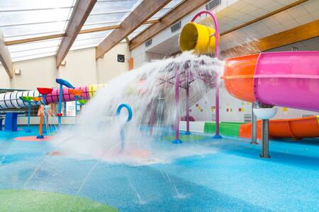 Speeltoestellen in de waterspeeltuin van vakantiepark Roompot Le Littoral