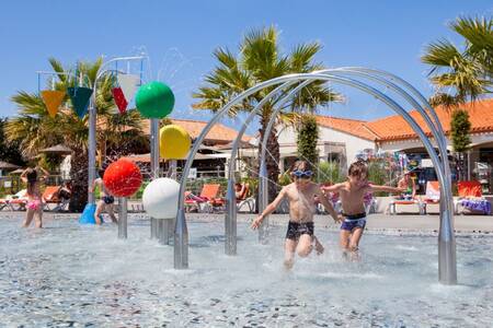 Kinderen spelen in de waterspeeltuin op vakantiepark Roompot Le Littoral