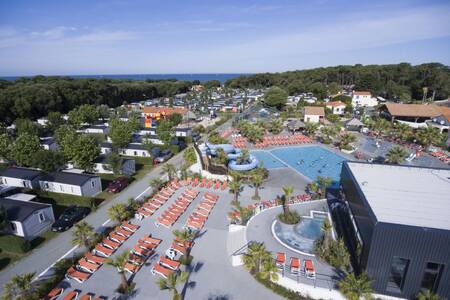 Luchtfoto van het zwembad van vakantiepark Roompot Le Littoral