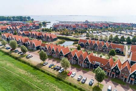 Luchtfoto van vakantiehuizen op vakantiepark Roompot Marinapark Volendam met het Markermeer