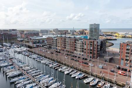 Luchtfoto van haven en de appartementen van Roompot Nautisch Centrum Scheveningen