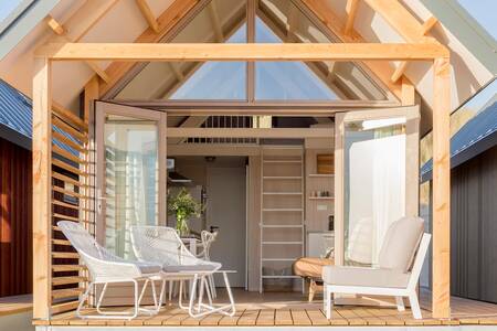 Veranda van een Beach House op het strand op vakantiepark Roompot Noordzee Resort Vlissingen