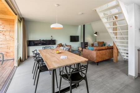 Woonkamer met bank en tafel in een luxe villa op vakantiepark Roompot Noordzee Resort Vlissingen