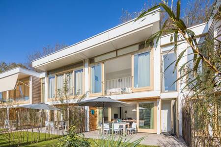 De tuin van een luxe villa op vakantiepark Roompot Noordzee Resort Vlissingen