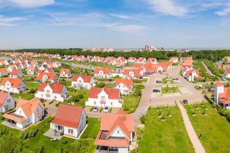 Luchtfoto met vrijstaande vakantiehuizen op vakantiepark Roompot Noordzee Résidence Cadzand-Bad