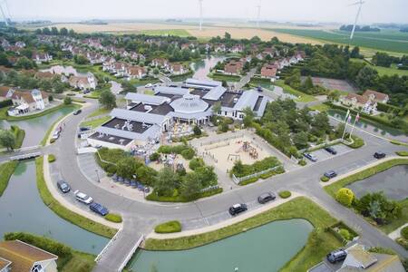 Luchtfoto van het centrum van vakantiepark Roompot Noordzee Résidence De Banjaard