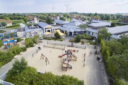 Luchtfoto van een speeltuin op vakantiepark Roompot Noordzee Résidence De Banjaard
