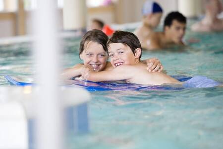 Kinderen in het binnenbad van vakantiepark Roompot Noordzee Résidence De Banjaard