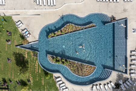 Luchtfoto van het buitenbad van vakantiepark Roompot Parc la Clusure