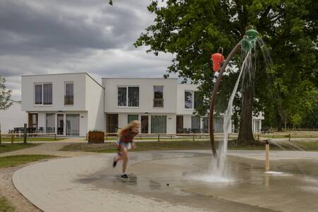 Kind aan het spelen in de waterspeeltuin op vakantiepark Roompot Park Eksel