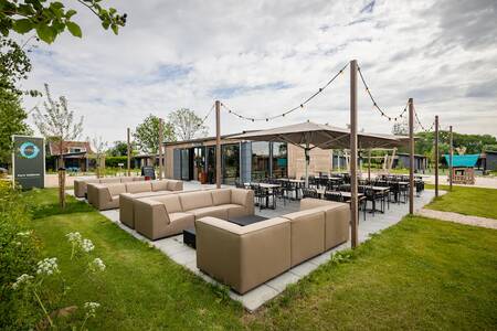De Grab & go met loungesets op het terras van vakantiepark Roompot Park Wijdenes