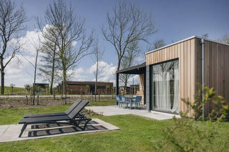 ligstoelen in een tuin van een vakantiehuis op vakantiepark Roompot Park Wijdenes