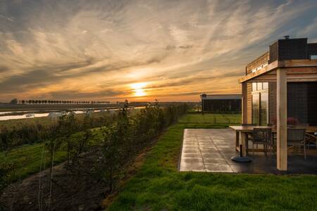 Terras in de tuin bij een vakantiehuis op vakantiepark Roompot Park Zeedijk