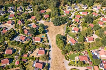 Luchtfoto van vakantiehuizen op vakantiepark Roompot Recreatiepark de Tolplas