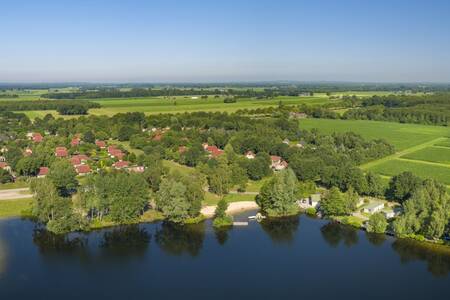 Luchtfoto van het meer en vakantiehuizen op vakantiepark Roompot Recreatiepark de Tolplas