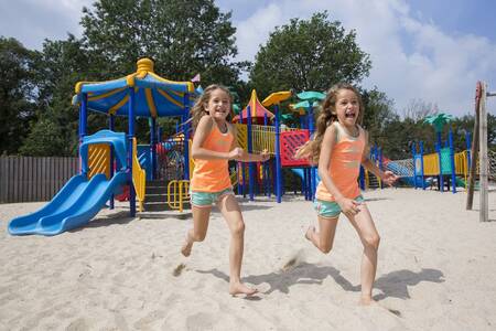 Kinderen rennen in een speeltuin op vakantiepark Roompot Resort Arcen