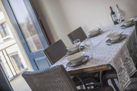 Gedekte tafel in een appartement op Roompot Résidence Wijngaerde