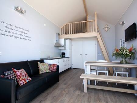 Woonkamer met keuken van een Beach House op Roompot Strandhuisjes Julianadorp