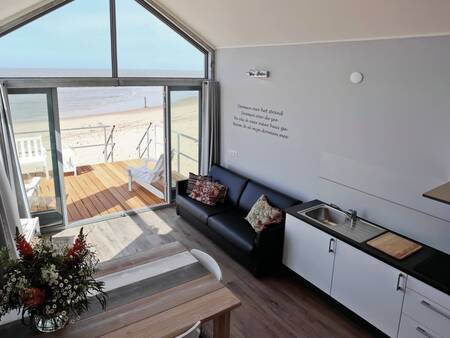 Woonkamer met keuken van een strandhuisje op Roompot Strandhuisjes Julianadorp