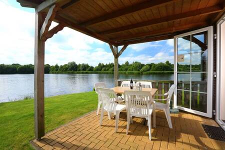 Overdekt terras aan het water van een vakantiehuis op Roompot Vakantiepark Emslandermeer