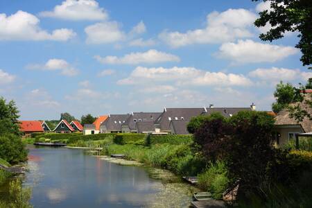 Vrijstaande vakantiehuizen langs een sloot op Roompot Vakantiepark Emslandermeer