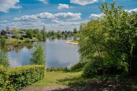 Roompot Vakantiepark Emslandermeer is een waterrijk vakantiepark aan het Zuidlaardermeer