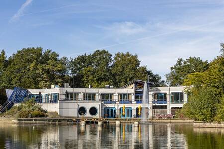 Het centrumgebouw aan het recreatiemeer van Roompot Vakantiepark Hunzedal