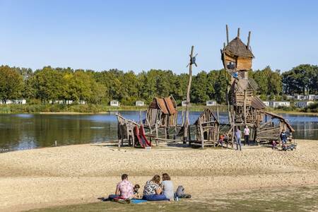 Speeltuin op het strand bij het recreatiemeer van Roompot Vakantiepark Hunzedal