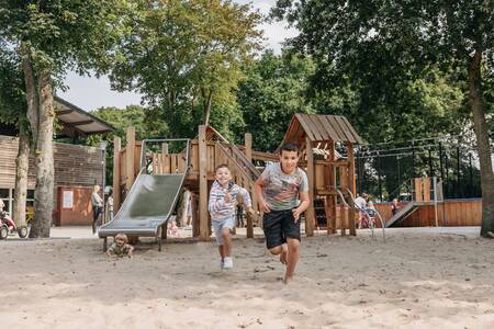 2 kinderen spelen in een speeltuin op vakantiepark Roompot Vakantiepark Kijkduin