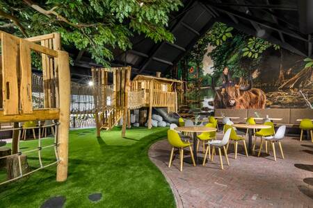 De indoorspeeltuin met een terras op Roompot Vakantiepark Schaijk