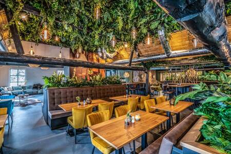 Tafels in het sfeervolle restaurant van Roompot Vakantiepark Schaijk