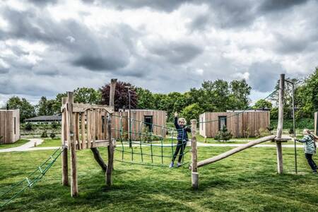 Kinderen spelen in een speeltuin op Roompot Vakantiepark Schaijk