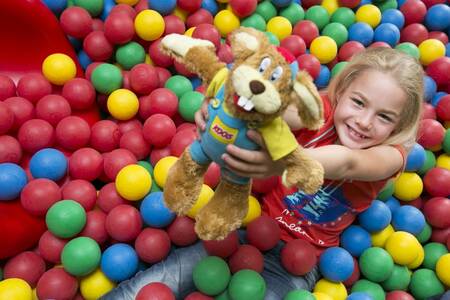 Meisje in de ballenbak van de Indoor speeltuin op Roompot Vakantiepark Weerterbergen