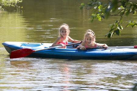 2 Meisjes in een kano op Roompot Vakantiepark Weerterbergen