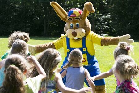 Kinderen bij het Koos konijn entertainment programma op Roompot Vakantiepark Weerterbergen