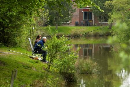 Een man en vrouw aan het vissen op Roompot Vakantiepark Weerterbergen